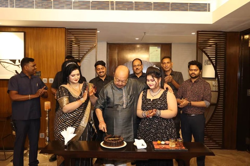 শোভনের এই নতুন দায়িত্বে দারুণ খুশি, তাঁর সুখ-দুঃখের সাথী, বৈশাখী৷ ফেসবুকে ছবি পোস্ট করে তিনি লিখলেন....