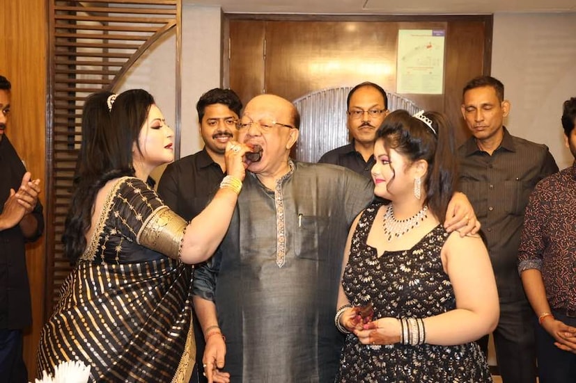 সকলের পরনে ছিল কালো রং-এর পোশাক৷ চিরকাল রং মিলিয়ে পোশাক পরেন দু’জনেই৷ এবার এই বিশেষ মুহূর্তের জন্য তাঁরা বেছে নিয়েছিলেন কালো রং৷ 