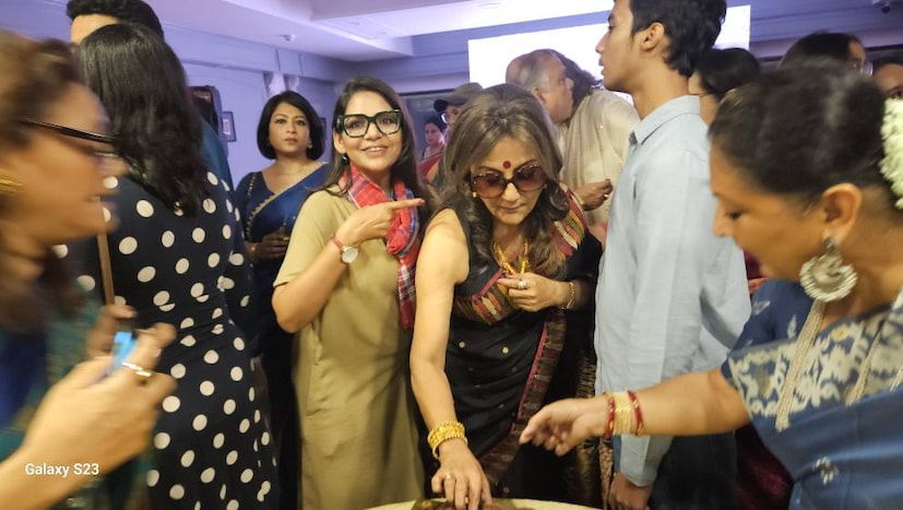 ব্যক্তিগত জীবনেও তিনি চর্চিত৷ মাল্টি ট্যালেন্টেড অপর্ণার বাবা ছিলেন চলচ্চিত্র সমালোচক চিদানন্দ দাশগুপ্ত। আর মা ছিলেন বাংলার অন্যতম খ্যাতনামা কবি জীবনানন্দ দাশের ভাইয়ের মেয়ে।