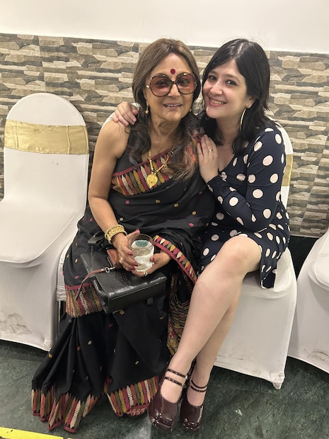কালো শাড়িতে সেজেছিলেন নায়িকা৷ সঙ্গে মানানসই হালকা গয়না৷ খোলা চুলে চিরাচরিত চশমায় ৮০তেও তাক লাগিয়ে দিয়েছিলেন অপর্ণা সেন৷