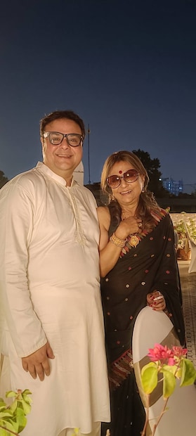 ফলে তাঁর বড় হয়ে ওঠার মধ্যেই ছিল এক সৃজনশীল এবং আধুনিকতার ছোঁয়া। প্রসিডেন্সি বিশ্ববিদ্যালয়ে পড়ার পর তিনি চলচিত্র জগতে পা রাখেন৷ 