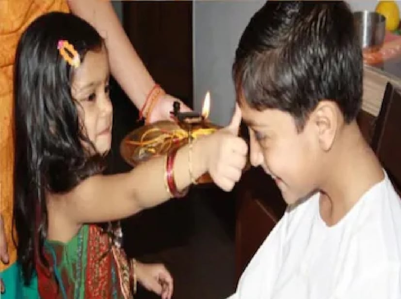 এদিন কিছু বিশেষ নিয়ম পালন করতে হয়। ফলে ভাইয়ের মঙ্গল কামনায় যাতে অজান্তেও কোনো ভুল না হয়, সেদিকে নজর রাখতে হবে। দেখে নেওয়া যাক সেইসব নিয়ম।