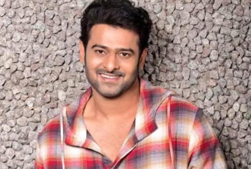  "সালার" ছবিতে শ্রুতি হাসানের সঙ্গে প্রভাস অভিনয় করেছিলেন। প্রশান্ত নীল পরিচালিত ছবিটি বক্স অফিসে ₹৭৫০ কোটিরও বেশি আয় করেছিল এবং ব্লকবাস্টার হিট প্রমাণিত হয়েছিল। মোট পাঁচজন প্রধান অভিনেত্রীর সঙ্গে প্রভাস পর্দা ভাগ করে নিয়েছেন।