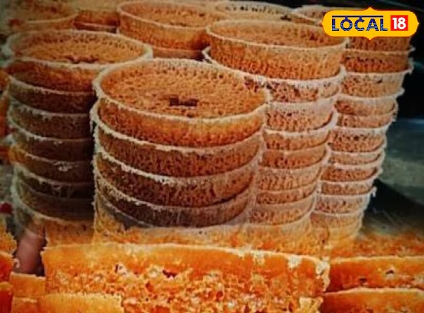 সিরাপের জন্য চিনি এবং জল ফুটিয়ে নিতে হবে। যখন এটি ফুটে অর্ধেক কমে যাবে, ঘন হয়ে যাবে, তখন হালকা হলুদ খাওয়ার রঙ দেওয়া যায় চাইলে। প্রস্তুত ঘেবরের উপর সমানভাবে সিরাপ ঢেলে দিতে হবে। ক্রিম, এলাচ গুঁড়ো, পেস্তা এবং জাফরান দিয়ে সাজিয়ে নিতে হবে।