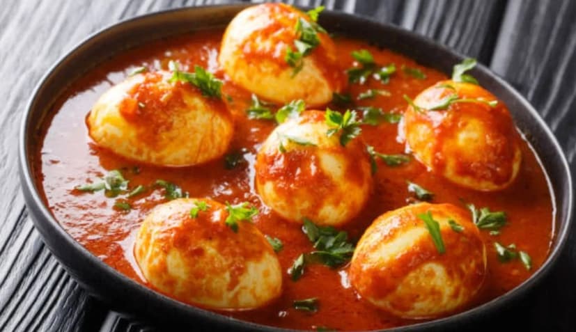 পরের ধাপে রান্নাটা আরও ৫ থেকে ৭ মিনিট ফুটতে দেওয়া হয়, তার পর ধনেপাতা এবং কাঁচালঙ্কা দিয়ে সাজিয়ে নামানো হয়। ঝোল থাকবে গা-মাখা।