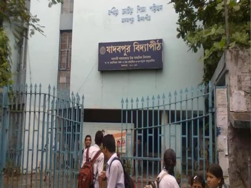 কলকাতার দু’টি সরকার পোষিত স্কুলের মাথায় উঠল সাফল্যের নয়া মুকুট। 'এডুকেশন ওয়ার্ল্ড ম্যাগাজিন'-এর র‌্যাঙ্কিংয়ে রাজ্য সরকার পোষিত ডে স্কুলের তালিকায় দেশের সেরা ৩০ স্কুলের মধ্যে ১২ নম্বর স্থানে রয়েছে যাদবপুর বিদ্যাপীঠ। সেই তালিকায় ২৩ নম্বর স্থান পেয়েছে দক্ষিণ কলকাতারই আরেকটি স্কুল, যোধপুর পার্ক বয়েজ। 