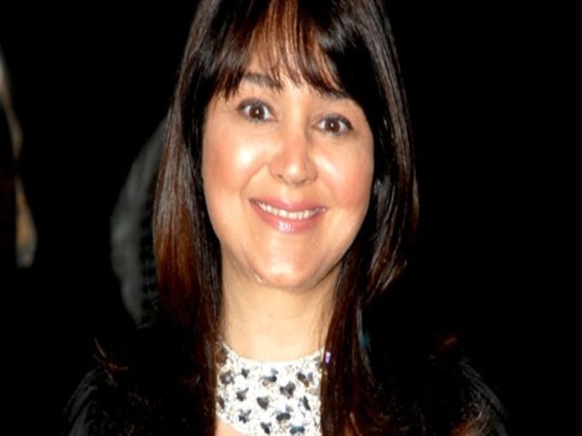 ১৯৬৫ সালের ১৮ মার্চ গুজরাতের আহমেদাবাদে জন্ম আলিশার। জন্মের সময় তাঁর নাম সুজাতা রাখা হলেও পরে নাম পরিবর্তন করে আলিশা রাখেন গায়িকা। উস্তাদ গুলাম আলির কণ্ঠে গজল শুনে সঙ্গীতের প্রতি আগ্রহ জন্মায় আলিশার।