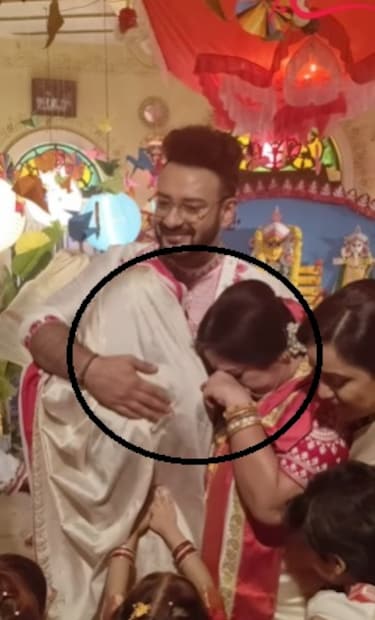 সিরিয়ালের শেষদিন শ্যুটিং-এর সময় কান্নায় ভাসালেন সকলে৷ সাহেবকে জড়িয়ে ধরে কাঁদতে থাকেন সিরিয়ালের বহু অভিনেতা৷ সাহেব চট্টোপাধ্যায়েরও চোখ ছলছল করছিল৷ 