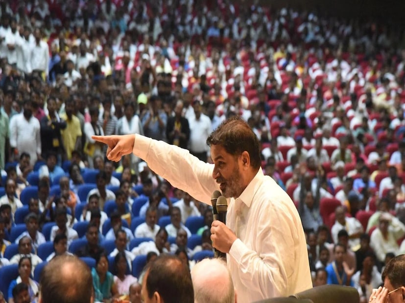 পিকের এই নতুন দলের ৫১ জন প্রার্থীর তালিকায় রাজনীতির প্রচলিত মুখের বদলে দেখা গেল একেবারে আলাদা ছবি-- প্রার্থী হয়েছেন বিশিষ্ট গণিতজ্ঞ, অভিজ্ঞ আইনজীবী, চিকিৎসক, প্রাক্তন আমলা এবং অবসরপ্রাপ্ত পুলিশ অফিসারেরা।