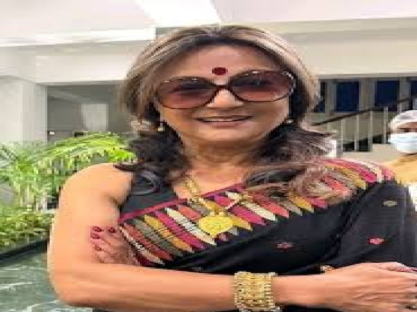 অপর্ণা সেনের জন্মদিনের বিভিন্ন ছবিতেই ধরা দিয়েছেন বড় মেয়ে কমলিনী। মূলত অপর্ণা সেনের মেয়ে বললেই সকলে অভিনেত্রী-পরিচালক কঙ্কনা সেন শর্মার কথা ভাবেন। 