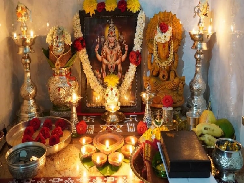 ‘দেবী লক্ষ্মী চঞ্চলা’ এই প্রবাদবাক্যটি বাংলায় খুবই প্রচলিত। যেখানে অলসতা, অন্ধকার এবং তামসিকতা থাকে না, দেবী লক্ষ্মী সেখানেই অবস্থান করেন। অলসতা, অন্ধকার এবং তামসিক গুণের উদয় হলেই দেবী লক্ষ্মী সেই স্থান ত্যাগ করেন।