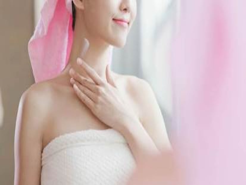 চিন ফার্মিং-- ওটি ঝুলে যাওয়া ঘাড়ের ত্বক ঠিক করে এবং বলিরেখা কমায়। কাঁধ শিথিল করে আরামে দাঁড়াতে হবে বা বসতে হবে। উপরের ঠোঁটের উপর নীচের ঠোঁট রেখে হাঁটু গেড়ে বসতে হবে এবং মাথাটি পিছনে কাত করে সিলিংয়ের দিকে তাকাতে হবে। 