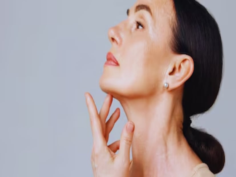 চোয়ালের পাশ এবং ঘাড়ের সামনের দিকে মৃদু টান পড়বে। কয়েক সেকেন্ড ধরে ধরে রাখতে হবে, তারপর শুরুর অবস্থানে ফিরে আসতে হবে। ১০ বার পুনরাবৃত্তি করতে হবে এবং তিনটি সেট সম্পূর্ণ করতে হবে।