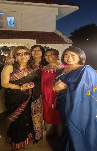 রূপোলি পর্দা থেকে অনেকটা দূরে থাকা কমলিনী আমেরিকায় থাকেন। মায়ের জন্মদিনের মধ্যমণি ছিলেন তিনিও। সাদা রঙা স্লিভলেস টপ আর প্যান্টে এদিন দেখা গিয়েছে কমলিনীকে।