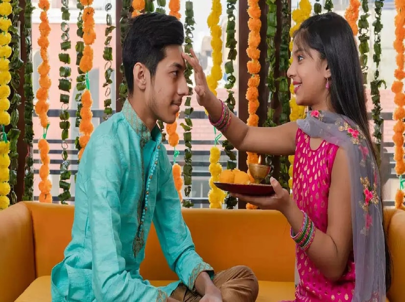 স্থানভেদে নাম আলাদা। এই দিন সকাল থেকে উপবাস করে ভাইদের ফোঁটা দেন বোনেরা। এই দিনের পিছনে পৌরাণিক কাহিনি প্রায় অনেকেরই জানা।
