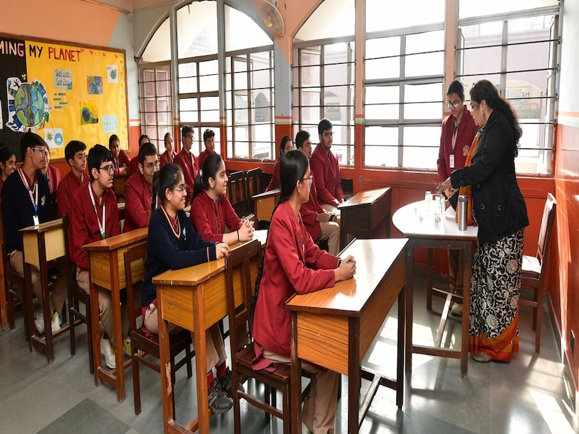 কেন্দ্রীয় শিক্ষা মন্ত্রকের তথ্য বলছে, ২০২৪-২৫ শিক্ষাবর্ষের হিসাবে দেশে মোট ১,০৪,১২৫টি স্কুলে এক জন করে শিক্ষক রয়েছেন। 