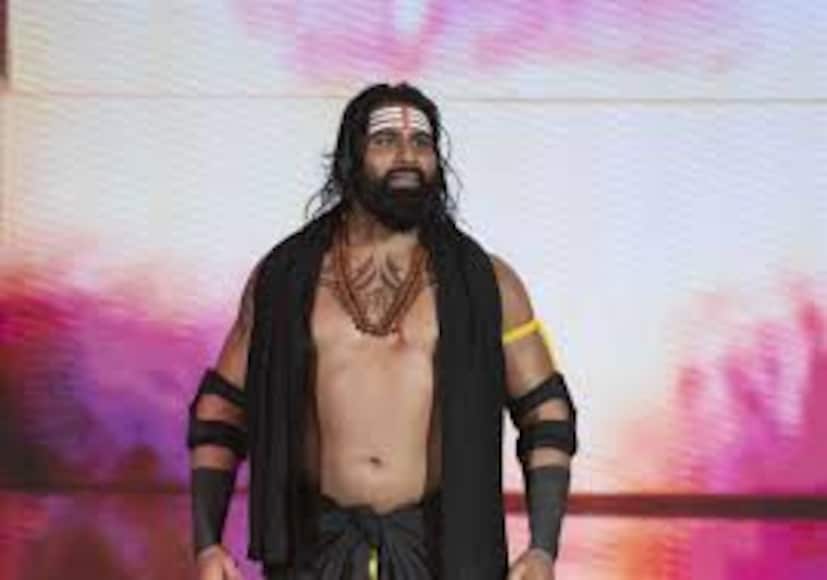  সোশ্যাল মিডিয়ায় ভাইরাল হওয়া ওই ভিডিওটিতে দেখা যায়, প্রাক্তন ডব্লিউডব্লিউই রেসলার ও বেসবল খেলোয়াড় রিংকু সিংকে। বৃন্দাবনের প্রেমানন্দ জি মহারাজের আশ্রমের মেঝে ঝাড়ু দিচ্ছেন তিনি। এক আন্তর্জাতিক ক্রীড়াবিদকে আশ্রমে বিনম্র সেবামূলক কাজে অংশ নিতে দেখে নেটিজেনরা যেমন বিস্মিত, তেমনই আবেগাপ্লুত হয়েছেন।