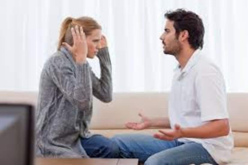  কীভাবে বুঝবেন আপনি মানসিক বিচ্ছেদের শিকার?<br />মনোবিদদের মতে, এর কয়েকটি সুস্পষ্ট লক্ষণ রয়েছে যা নীরবে একটি সম্পর্ককে শেষ করে দেয়।<br />কথাবার্তার অভাব: দৈনন্দিন প্রয়োজন বা সন্তানদের বিষয় ছাড়া নিজেদের মধ্যে কোনও কথাই হয় না। ব্যক্তিগত সুখ-দুঃখ, ভয় বা স্বপ্নের কথা ভাগ করে নেওয়ার ইচ্ছেটাই মরে যায়।