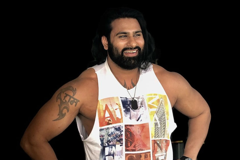  সিনেমাটি রিংকু ও দিনেশ পাটেলের বাস্তব জীবনের গল্পের ওপর ভিত্তি করে নির্মিত, যেখানে তাঁরা দুজনই ক্রীড়া এজেন্ট জে. বি. বার্নস্টাইনের আয়োজন করা এক রিয়েলিটি শো-র মাধ্যমে নির্বাচিত হন।<br />এরপর আসে তাঁর জীবনের পরবর্তী অধ্যায় — ২০১৮ সালে ডব্লিউডব্লিউই-তে যোগদান। সেখানে তিনি “Veer Mahaan” নামে পরিচিত হন। ভিডিওটিতে তাঁর রেসলিং কেরিয়ারের কিছু দৃশ্য দেখা যায়, যেখানে তিনি জন সিনা ও দ্য গ্রেট খালি-র মতো তারকাদের বিপক্ষে লড়েছেন। কপালে তিলক, ধুতি-প্রেরিত পোশাক ও রুদ্রাক্ষের মালা পরিহিত তাঁর দেশি লুক তাঁকে বিশ্ব রেসলিং মঞ্চে আলাদা পরিচিতি দেয়।