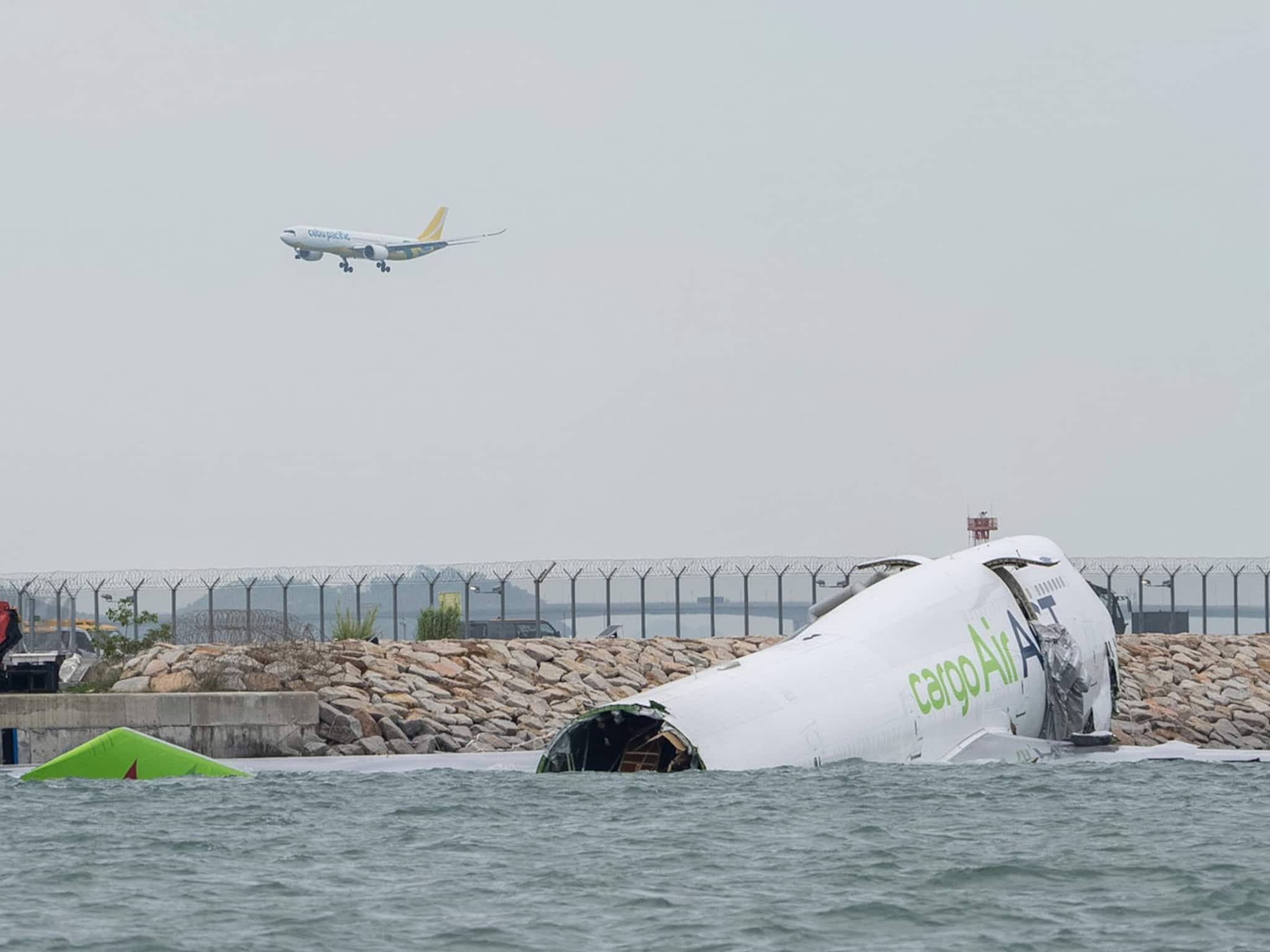 Hong Kong Plane Crash: ভয়াবহ ঘটনা ! রানওয়ে থেকে পিছলে সমুদ্রে গিয়ে পড়ল বিমান, মৃত ২