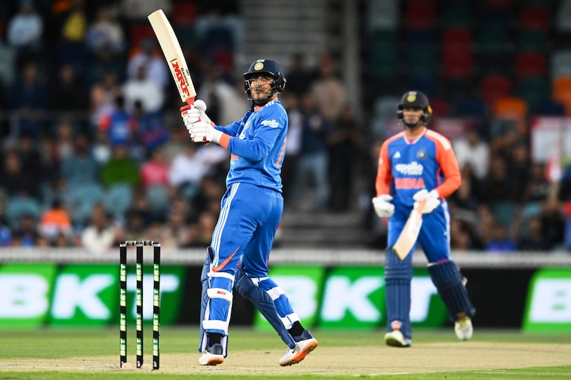 এবার দক্ষিণ আফ্রিকার বিরুদ্ধে ভারতের টি২০ দল থেকে বাদ পড়তে চলেছেন তিন তারকা ক্রিকেটার। ৯ থেকে ১৯ ডিসেম্বর দক্ষিণ আফ্রিকার বিরুদ্ধে পাঁচ ম্যাচের টি২০ সিরিজ খেলবে ভারত। Image: AP