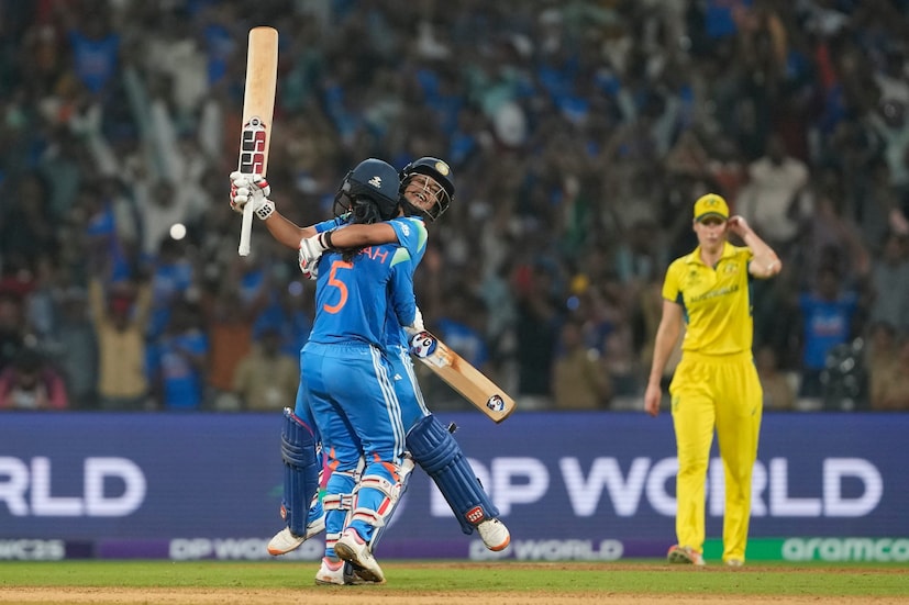 ঘরের মাঠে বিশ্বকাপের সেমিফাইনাল জেতার পর কেঁদে ভাসালেন জেমাইমা রডরিগেজ। এই কান্না কষ্টের নয়, বরং আনন্দের। আট বছর পর ঘরের মাঠে তিনিই তো ভারতকে ৫০ ওভারের বিশ্বকাপের ফাইনালে তুললেন। (Photo: AP)