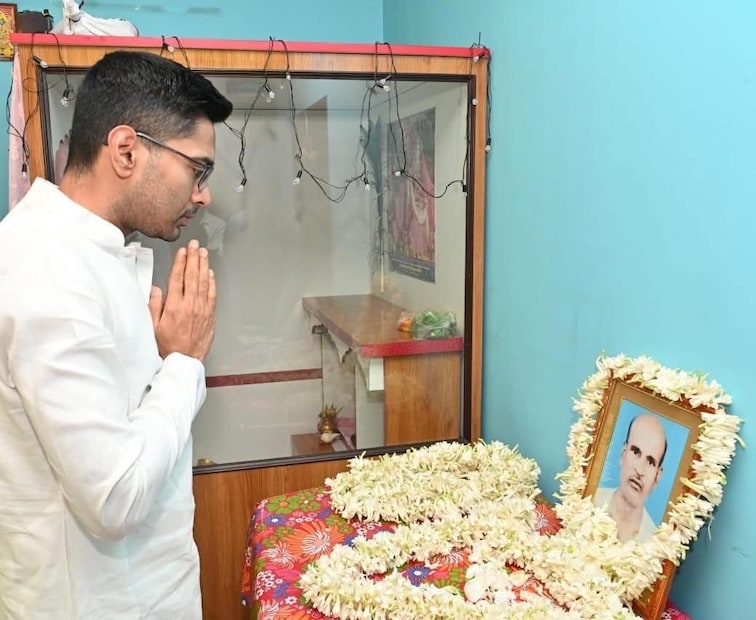 উল্লেখ্য, বুধবারই আগরপাড়ায় প্রদীপ করের পরিবারের সদস্যদের সঙ্গে দেখা করেন তৃণমূলের সর্ব ভারতীয় সাধারণ সম্পাদক অভিষেক বন্দ্যোপাধ্যায়। এই মৃত্যুর জন্য কমিশন ও বিজেপিকে একযোগে তোপ দাগেন তিনি। তারপর তিনি স্লোগান তোলেন, 