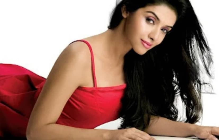 কোচির একটি ক্যাথলিক পরিবারে জন্ম আসিনের, বাবা-মা সিবিআই অফিসার এবং একজন ডাক্তার। কোচিতে পড়াশোনা শেষ করা আসিন তামিল, তেলুগু, ইংরেজি, সংস্কৃত, মলয়ালম, ফরাসি এবং হিন্দি ভাষা সহজেই লিখতে এবং বলতে পারেন। কুনচাকো বোবান অভিনীত সত্যান আঁথিকাড় পরিচালিত ২০০১ সালের চলচ্চিত্র 'নরেন্দ্রন মাকান জয়কান্তন ভাকা'-তে অভিনয় করার সময় অসিনের বয়স ছিল মাত্র ১৫ বছর। এরপর তেলুগু ছবিতে মনোযোগ দিতে শুরু করেন অসিন।