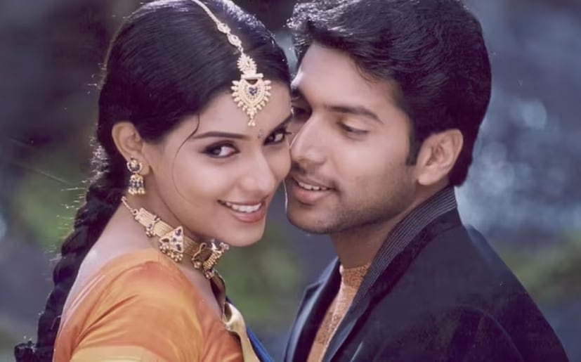 কমল হাসান অভিনীত 'দশাবতারম' এবং বিজয়ের 'কাভালান'-এর মতো চলচ্চিত্রগুলি আসিনকে তামিল সিনেমায় একটি উল্লেখযোগ্য তারকা হিসেবে প্রতিষ্ঠিত করেছে। কাভালানের পর আসিন তাঁর পুরো মনোযোগ বলিউডের দিকে নিবদ্ধ করেন। 'গজিনি', 'রেডি', 'হাউসফুল ২', 'বোল বচ্চন', 'খিলাড়ি ৭৮৬' ইত্যাদি ছবিতে আসিন দর্শকের দৃষ্টি আকর্ষণ করে। তিনি সলমন খান, আমির খান, অভিষেক বচ্চন, অজয় ​দেবগন এবং অক্ষয় কুমারের সঙ্গে স্ক্রিন স্পেস ভাগ করে নেন।