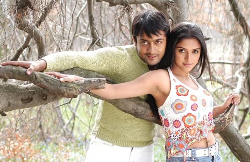 এর মধ্য দিয়ে শুরু হয় তামিলে আসিনের কেরিয়ার। সুরিয়ার 'গজনী' এবং 'ভেল'-এর মতো সিনেমা; বিক্রমের 'মাজা', বিজয়ের 'শিবকাশী' এবং পোক্কিরি; এবং অজিতের 'ভারালারু' এবং 'আলভার' আসিনকে তামিল দর্শকদের প্রিয় করে তুলেছে।