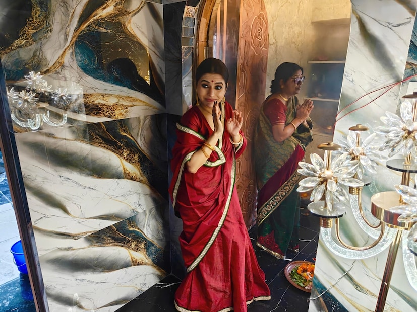 ‘লক্ষ্মীমন্ত’ মাধুরিমা। পরনে লাল শাড়ি। সঙ্গে সাবেকি সোনার অলঙ্কার। মিষ্টি হাসিতেই নজরকাড়া নায়িকা। কোজাগরীর সন্ধ্যায় লাল শাড়িতে অপরূপা। 