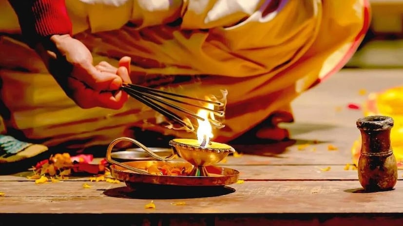 কীভাবে শুরু করবেন ব্যবসা?এই ব্যবসা শুরু করতে বড় কোনও মেশিন বা ভারী বিনিয়োগের দরকার নেই। আপনার লাগবে কেবল ধূপকাঠির খালি প্যাকেট, সুগন্ধি পাউডার, বাঁশের কাঠি এবং কিছু সাধারণ প্যাকেজিং উপকরণ। এই সবকিছুই আপনার স্থানীয় বাজারে বা অনলাইন সাইটে সহজলভ্য ও সস্তায় পাওয়া যায়।