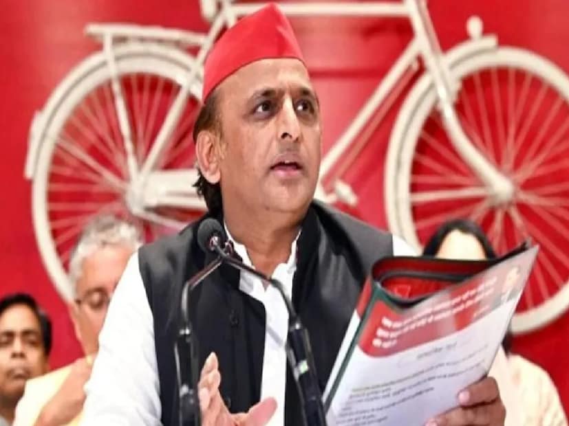 অখিলেশের ফেসবুক অ্যাকাউন্ট, যার ৮০ লক্ষেরও বেশি ফলোয়ার ছিল, এখন তা অ্যাক্সেসযোগ্য নয়। সমাজবাদী পার্টি (এসপি) এটিকে ভারতীয় জনতা পার্টি (বিজেপি) বিরোধী কণ্ঠস্বর দমন করার প্রচেষ্টা বলে বর্ণনা করেছে। দলের মুখপাত্র ফখরুল হাসান চাঁদ এক্স-এ লিখেছেন, 'দেশের তৃতীয় বৃহত্তম দলের জাতীয় সভাপতি অখিলেশ যাদবের ফেসবুক অ্যাকাউন্ট স্থগিত করা গণতন্ত্রের উপর আক্রমণ।' বিজেপি অঘোষিত জরুরি অবস্থা জারি করেছে।