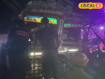 বারবিশা মহাসড়ে দুর্ঘটনাগ্রস্থ গাড়িটি 