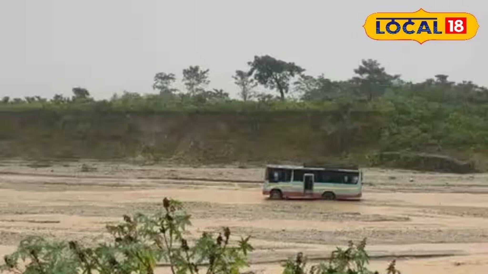 হড়পা বানে আটকে গেল স্কুল বাস! চালক-কন্ডাক্টরের সাহসী পদক্ষেপে বড় বিপদ থেকে রক্ষা