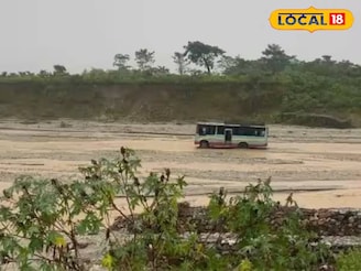 হড়পা বানে আটকে গেল স্কুল বাস! চালক-কন্ডাক্টরের সাহসী পদক্ষেপে বড় বিপদ থেকে রক্ষা