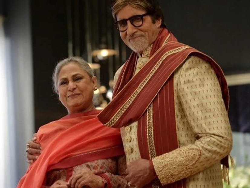 ভোর ৫টা থেকেই অমিতাভ বচ্চনের পোস্টটি সোশ্যাল মিডিয়ায় ভাইরাল হয়েছিল। আইফোন এবং মোজা সম্পর্কে তাঁর পোস্ট সকলকে অবাক করেছেন, অনেকের দৃষ্টি আকর্ষণ করেছে। কেউ কেউ এমনকী বলেছেন যে, জয়ার মতো স্ত্রীকে বিয়ে করার ফলেই এটি হয়েছে। বিগ বি-র পোস্ট এর আগে কখনও এমন আলোড়ন সৃষ্টি করেনি।