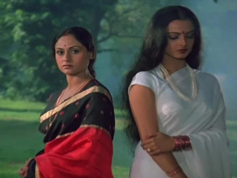  "সিলসিলা" ছবির প্রথম শুটিংয়ের জন্য নতুন কাস্টকে কাশ্মীরে নিয়ে যাওয়া হয়েছিল। ইটাইমসের একটি প্রতিবেদন অনুসারে, সবকিছু সত্ত্বেও, যশ চোপড়া কিছুতেই সন্তুষ্ট হচ্ছিলেন না। তিনি অনুভব করেছিলেন যে নতুন কাস্ট দিয়ে সিনেমা হচ্ছে তাতে আবেগের অনুভূতির অভাব দেখেছিলেন। (ছবি সৌজন্যে: IMDb)