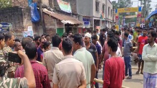 খালনা বাগনান রোড অবরোধ করে বিক্ষোভ খালনা বাগনান রোড অবরোধ করে বিক্ষোভ