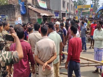 খালনা বাগনান রোড অবরোধ করে বিক্ষোভ 