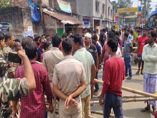 খালনা বাগনান রোড অবরোধ করে বিক্ষোভ  খালনা বাগনান রোড অবরোধ করে বিক্ষোভ