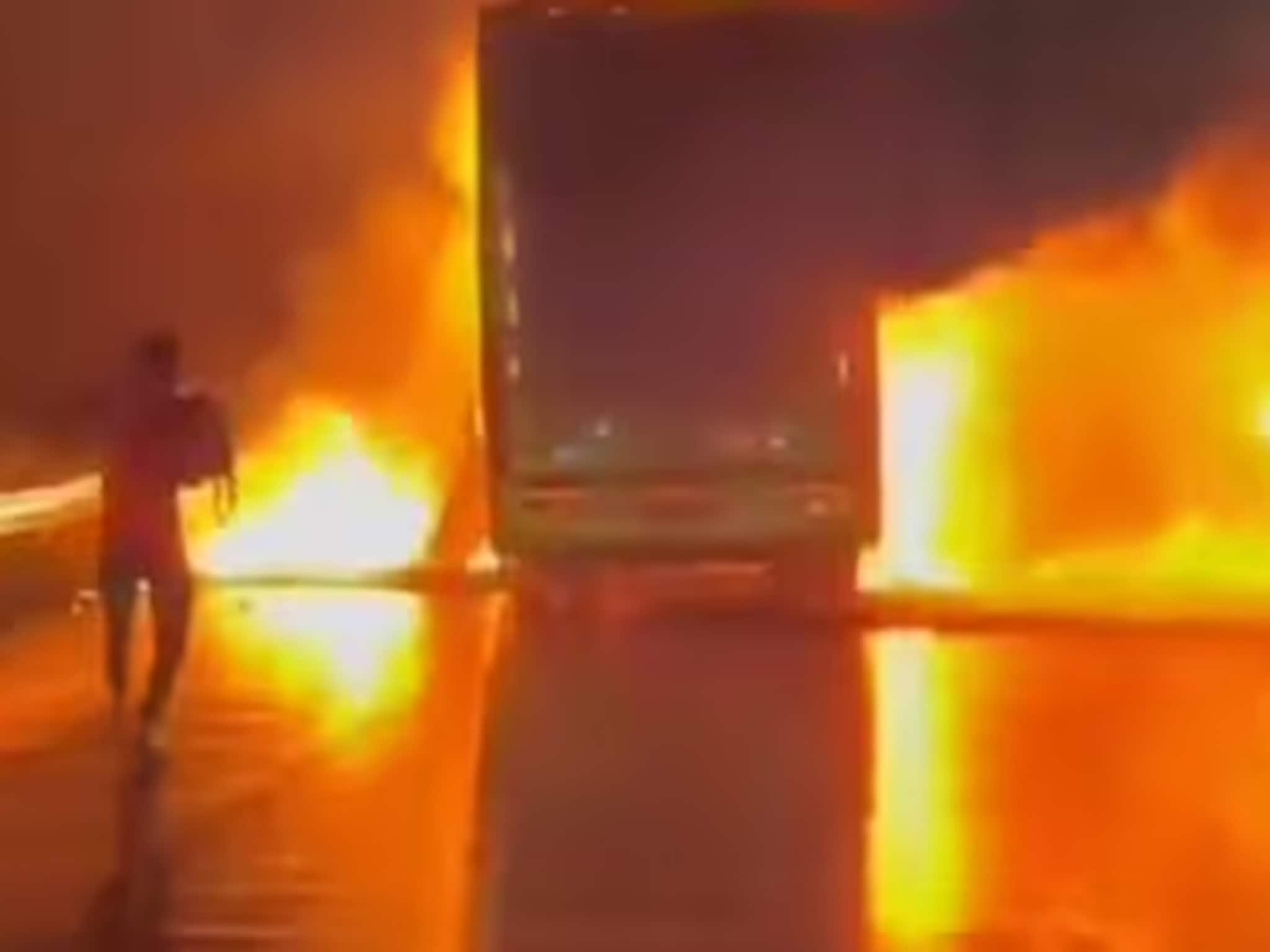 বাইকের সঙ্গে সংঘর্ষের পরেই চলন্ত বাসে আগুন! ভয়াবহ দুর্ঘটনা অন্ধ্রপ্রদেশে, অন্তত ১২ জনের মৃত্যু