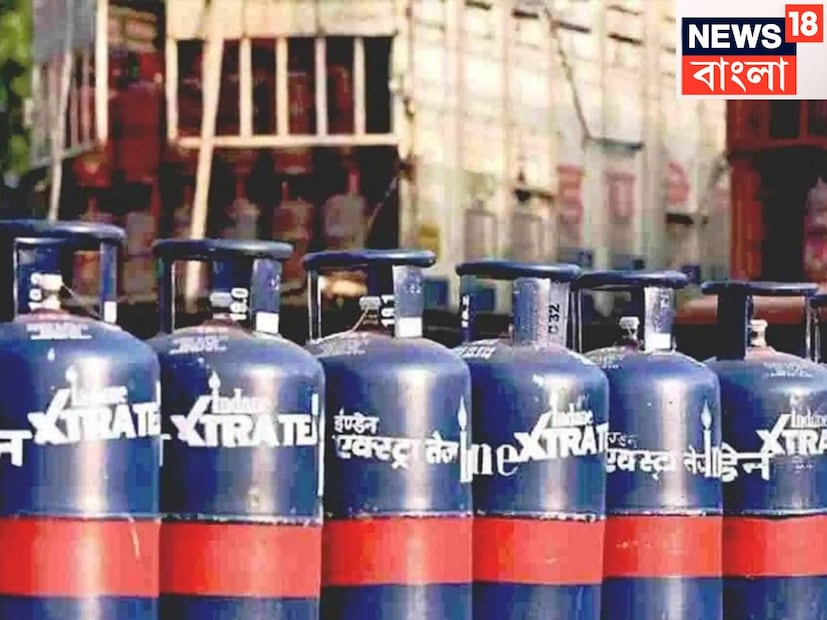 তবে ১৪.২ কেজি রান্নার গ্যাস অর্থাৎ ঘরোয়া এলপিজির দাম বাড়েনি, এই নিয়েই কিছুটা বাঁচোয়া, দিল্লিতে ১৪.২ কেজি রান্নার গ্যাসের সিলিন্ডারের দাম ৮৫৩ টাকা, কলকাতায় ৮৭৯, মুম্বইয়ে ৮৫২.৫০, চেন্নাইয়ে ৮৬৮ টাকা হয়েছে ৷ প্রতীকী ছবি ৷