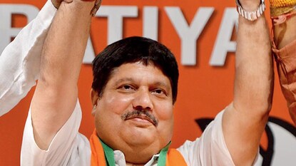 একদিনে ১০ FIR, তবু ৬ সপ্তাহ তাঁকে গ্রেফতার করা যাবে না! ব্যারাকপুরের প্রাক্তন সাংসদ অর্জুন সিং মামলায় কেন কী নির্দেশ দিল হাইকোর্ট? একদিনে ১০ FIR, তবু ৬ সপ্তাহ তাঁকে গ্রেফতার করা যাবে না! ব্যারাকপুরের প্রাক্তন সাংসদ অর্জুন সিং মামলায় কেন কী নির্দেশ দিল হাইকোর্ট?