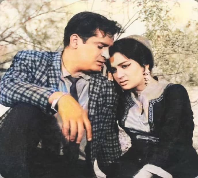 এ সেই সময় ছিল, যখন মানুষ আশা পারেখকে এক ঝলক দেখার জন্যও ব্যাকুল ছিল। তিনি ছিলেন তাঁর সময়ের সবচেয়ে বেশি পারিশ্রমিক পাওয়া অভিনেত্রীদের একজন।