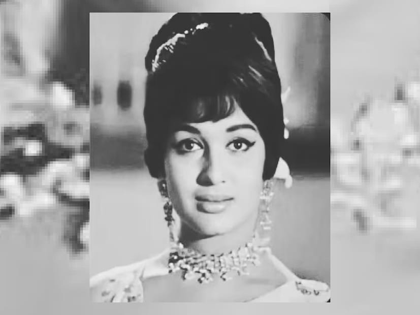 ২০১৯ সালে ভার্ভ ম্যাগাজিনকে দেওয়া এক সাক্ষাৎকারে আশা পারেখ প্রকাশ করেছিলেন যে তিনি একা থাকতেই খুশি বোধ করেন, কারণ তিনি একজন বিবাহিত পুরুষকে ভালবাসতেন। তবে, তিনি কারও ঘর ভাঙতে চাননি। তিনি আরও বলেছিলেন যে তিনি কখনও কারও জীবনে অন্য মহিলাও হয়ে উঠতে চাননি। এই কারণেই তিনি একা থাকাই বেছে নিয়েছিলেন।