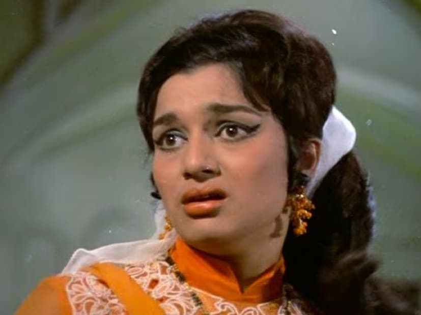 আশা পারেখ সেরা নায়িকার দুটি ফিল্মফেয়ার পুরস্কার জিতেছেন এবং ২০০২ সালে ফিল্মফেয়ার লাইফটাইম অ্যাচিভমেন্ট পুরস্কারে ভূষিত হয়েছেন। শুধু অভিনয় নয়, বইয়ের পাতাতেও রয়েছে তাঁর জীবনের ঝলক- তাঁর আত্মজীবনী দ্য হিট গার্ল ২০১৭ সালে প্রকাশিত হয়েছিল।