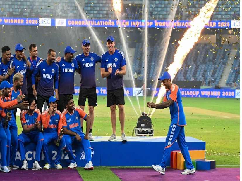 এশিয়া কাপ জয়ের পর ভারতীয় দল নাকভির কাছ থেকে ট্রফিটি না নিয়ে পোডিয়ামে সেলিব্রেশনে মাতে। এরপর নাকভি এটি তার সঙ্গে করে নিয়ে যান এবং তখন থেকেই এটি এসিসি অফিসে রয়েছে। ২৮ সেপ্টেম্বর দুবাইতে এশিয়া কাপের ফাইনালে ভারত পাকিস্তানকে হারিয়েছিল।