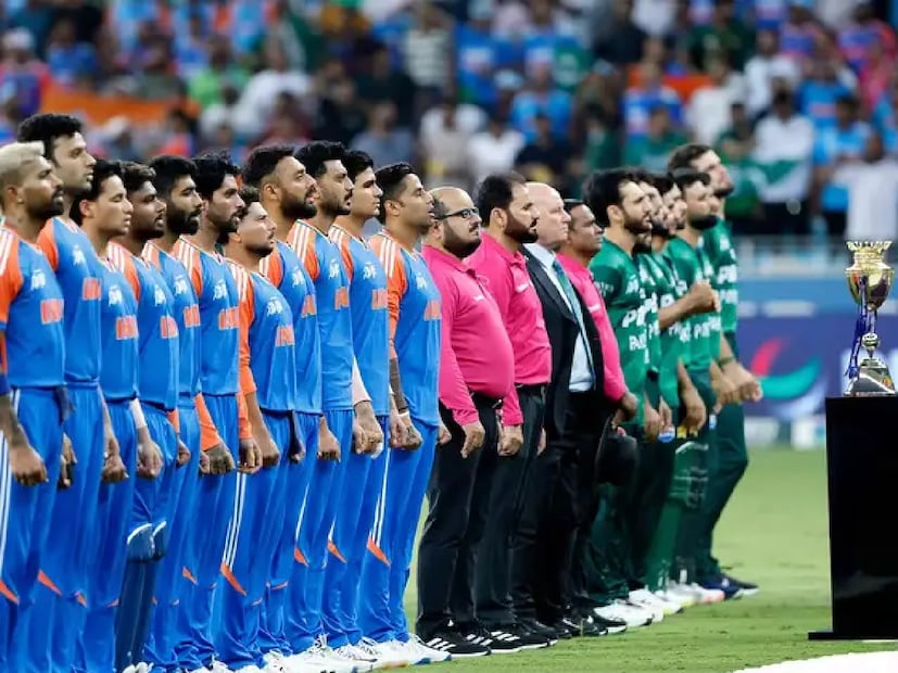 ভারত ও পাকিস্তানের মধ্যে চলমান উত্তেজনার মধ্যেই এশিয়া কাপ অনুষ্ঠিত হয়েছিল। পুরো টুর্নামেন্ট জুড়ে ভারতীয় খেলোয়াড়রা পাকিস্তানি খেলোয়াড়দের সঙ্গে করমর্দন করেনি। সবসময়েই, নাকভি সোশ্যাল মিডিয়ায় রাজনৈতিক বক্তব্যও দিয়েছেন।