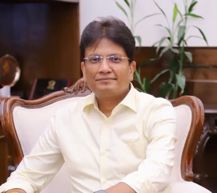 আশুতোষ অগ্নিহোত্রী যখন তাঁর পরিচিতদের এই ভুলের কথা জানান, তখন সবাই তাঁকে শান্ত থাকার পরামর্শ দেন। UPSC-কে চ্যালেঞ্জ করা সহজ ছিল না। কিন্তু আশুতোষ ঝুঁকি নিয়েছিলেন। তিনি একটি চিঠি লিখে UPSC চেয়ারম্যানের কাছে পাঠান এবং সেখান থেকে গল্পটি এমন মোড় নেয় যে কয়েক সপ্তাহের মধ্যেই তিনি ২৭৭তম র&#x200d;্যাঙ্কের ডিফেন্স অ্যাকাউন্ট সার্ভিসের অফিসার থেকে ২৬তম র&#x200d;্যাঙ্কের IAS অফিসারে পরিণত হন। এই গল্পটি দেখায় যে, আত্মবিশ্বাস এবং সত্যের শক্তি সবচেয়ে শক্তিশালী ব্যবস্থাকেও নাড়া দিতে পারে।
